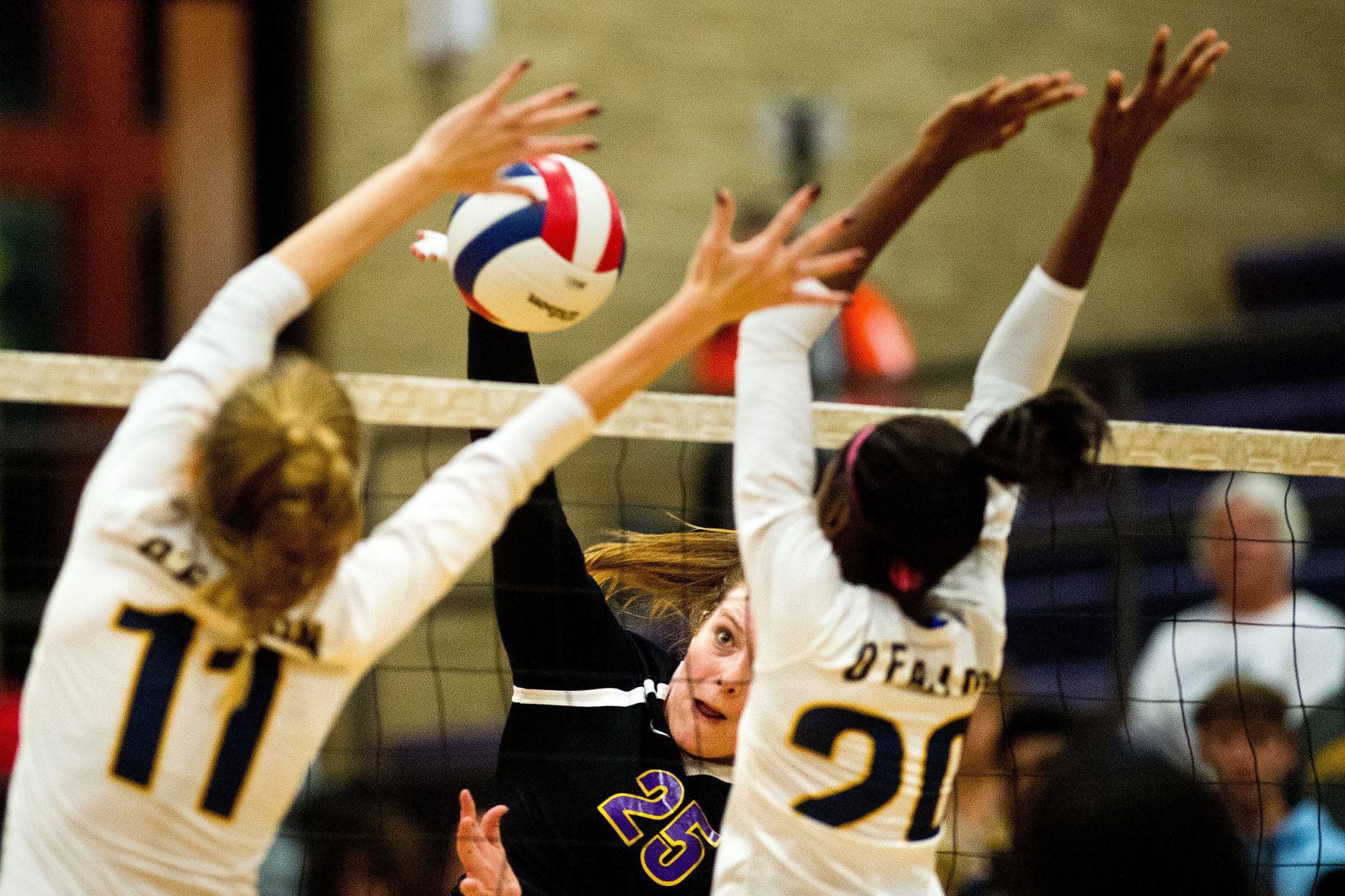 110118-blm-spt-14bhsvolley